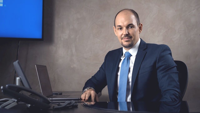 Employé GBM assis à un bureau