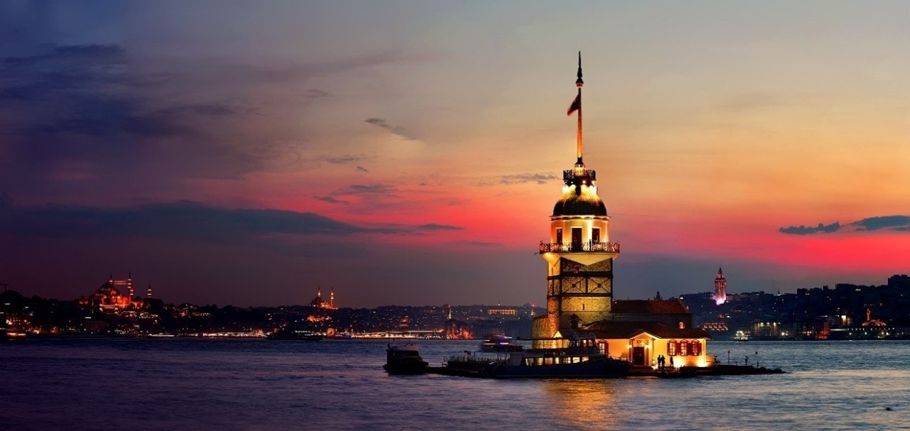 Torre de la doncella en Estambul, Turquía al atardecer