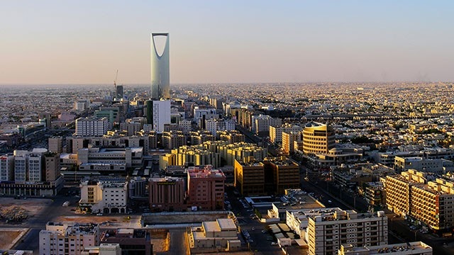 Vue panoramique de Riyad, capitale de l’Arabie saoudite au coucher du soleil montrant la tour du Royaume.