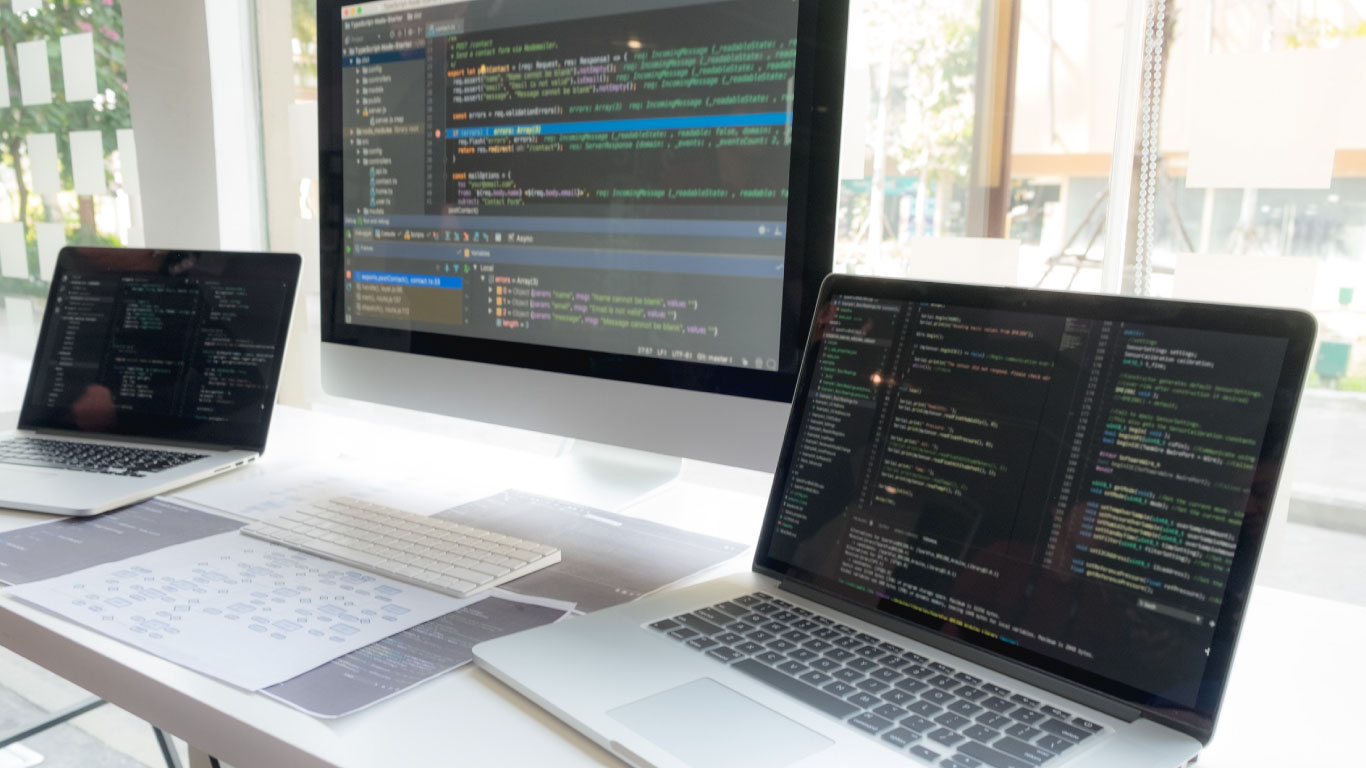 Ordinateurs portables et ordinateur sur un bureau