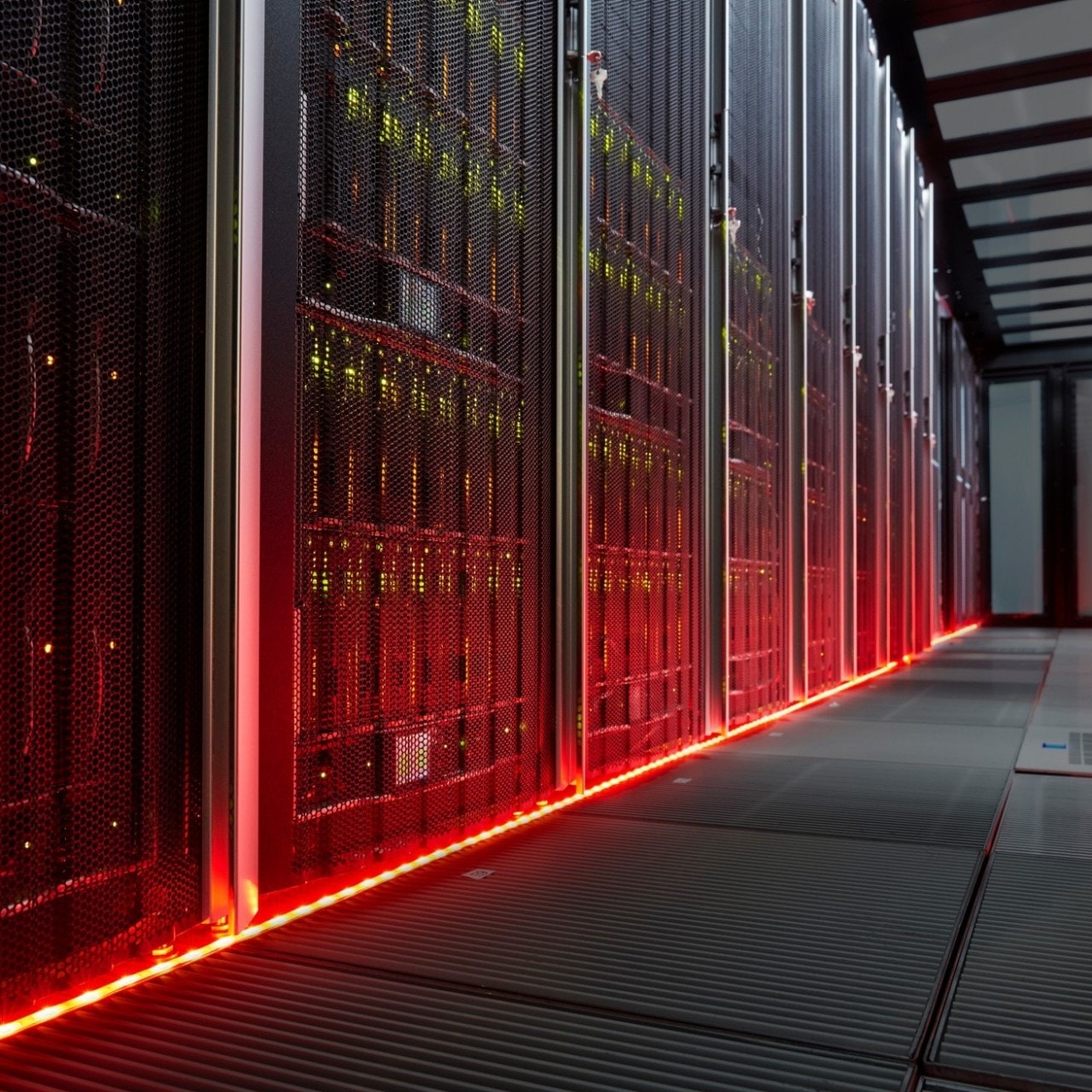 Panneaux rougeoyants dans une salle de serveurs sombre