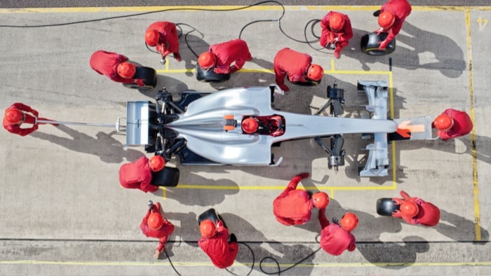 ピットで働くレーシング・チームの俯瞰写真