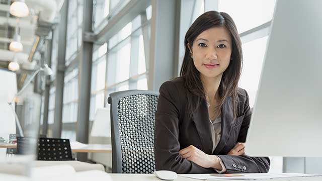 Foto di una donna d'affari sicura di sé alla scrivania