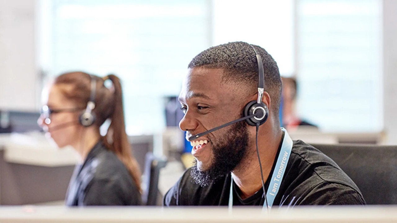 Deux agents dans le centre de contact