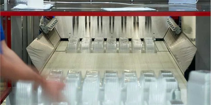 Machine industrielle fabriquant des contenants