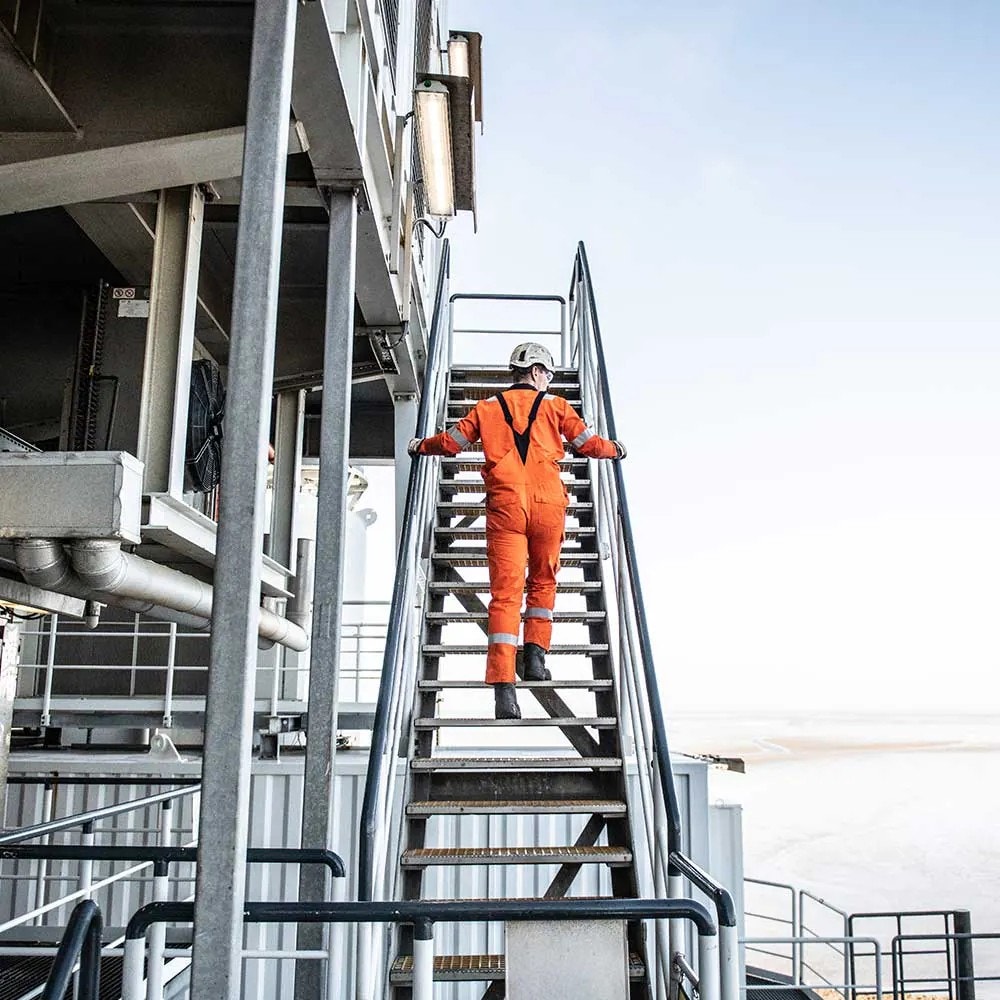 Trabajador de Wintershall Dea en la plataforma de perforación y producción Mittelplate en el mar de Wadden, frente a la costa de Schleswig-Holstein