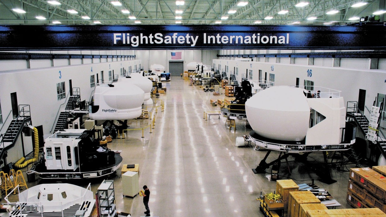 Simuladores de FlightSafety en un almacén