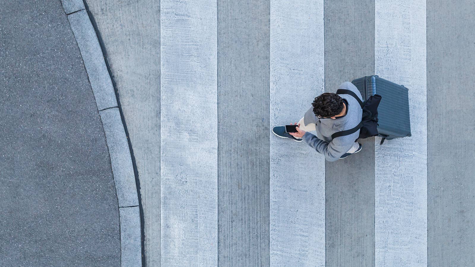 Chico hablando por teléfono en las escaleras.