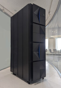 日本IBM本社事業所で静態展示中のIBM z16の写真
