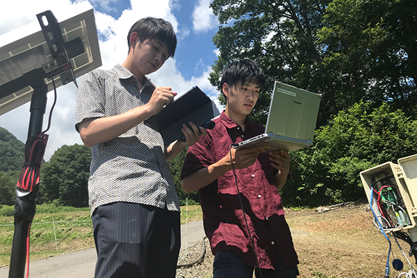 小谷村で活動する西垣一馬さん(右)と河西龍彦さん(左)　提供：松井加奈絵氏