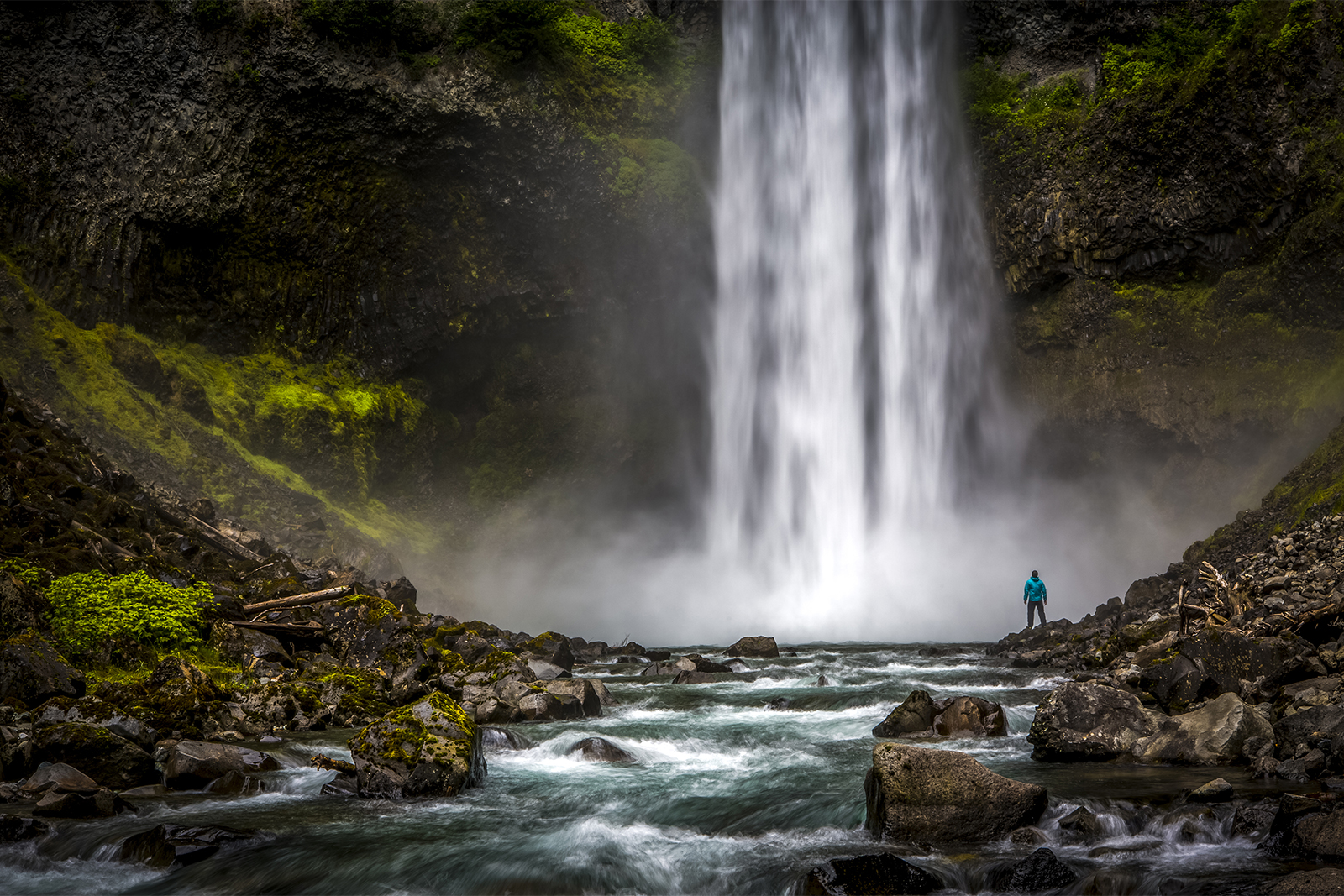 Un excursionista mirando una cascada