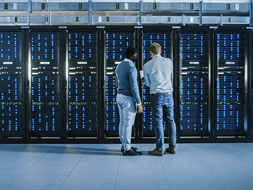Deux hommes regardant des serveurs dans un centre de données