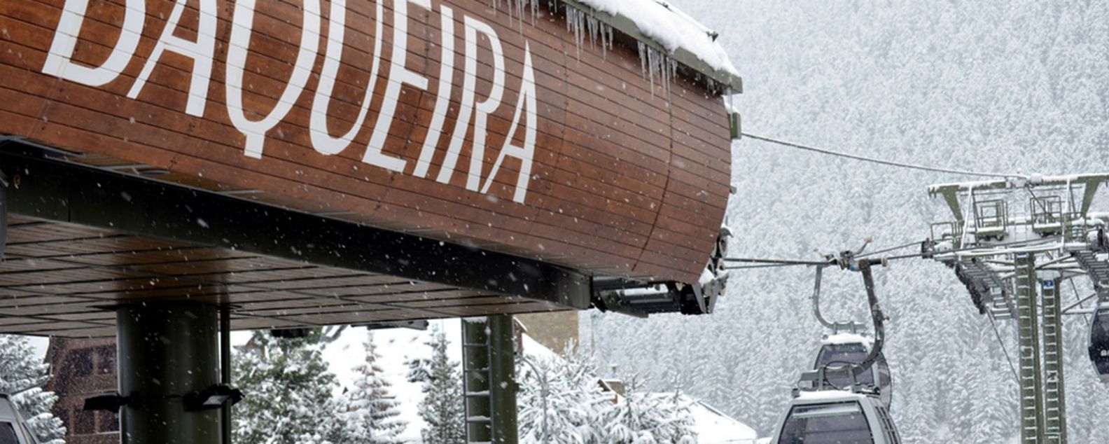 雪天的巴奎伊拉-贝莱特滑雪场缆车