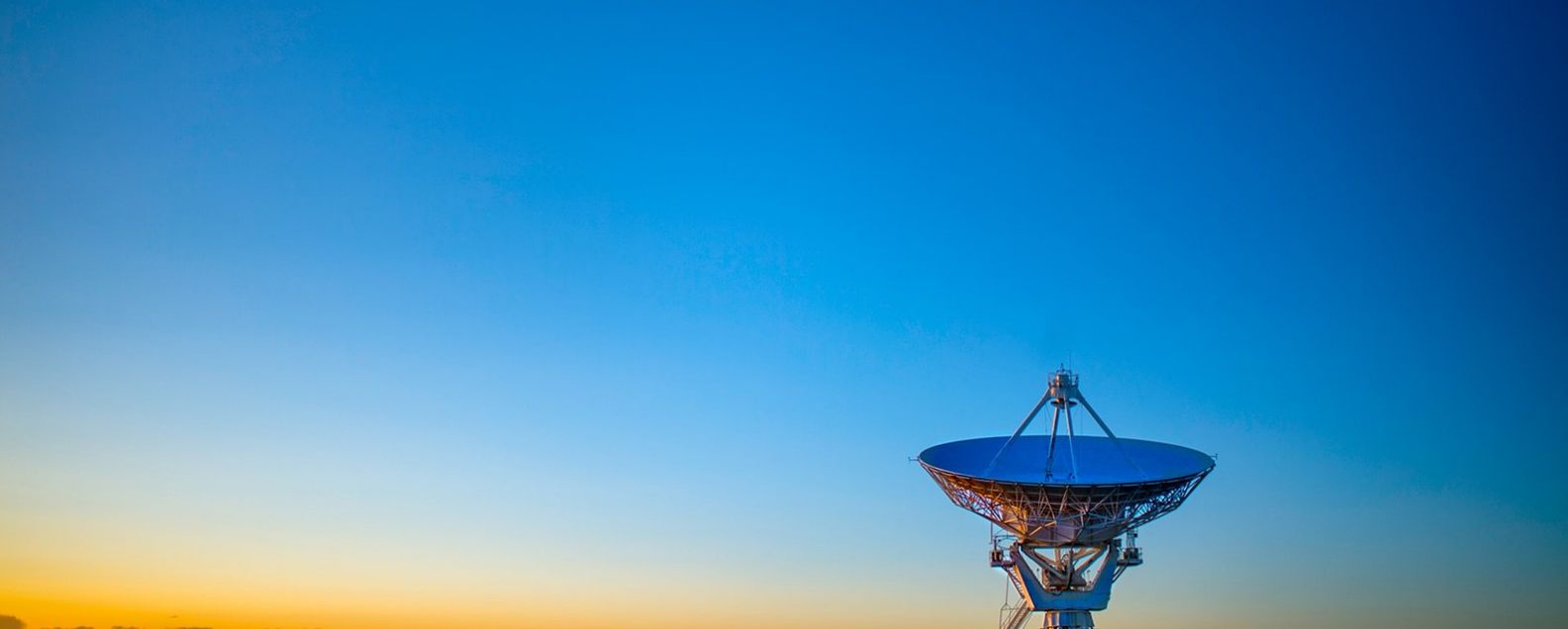 전경에 위성 방송 수신 안테나가 있는 푸른 하늘