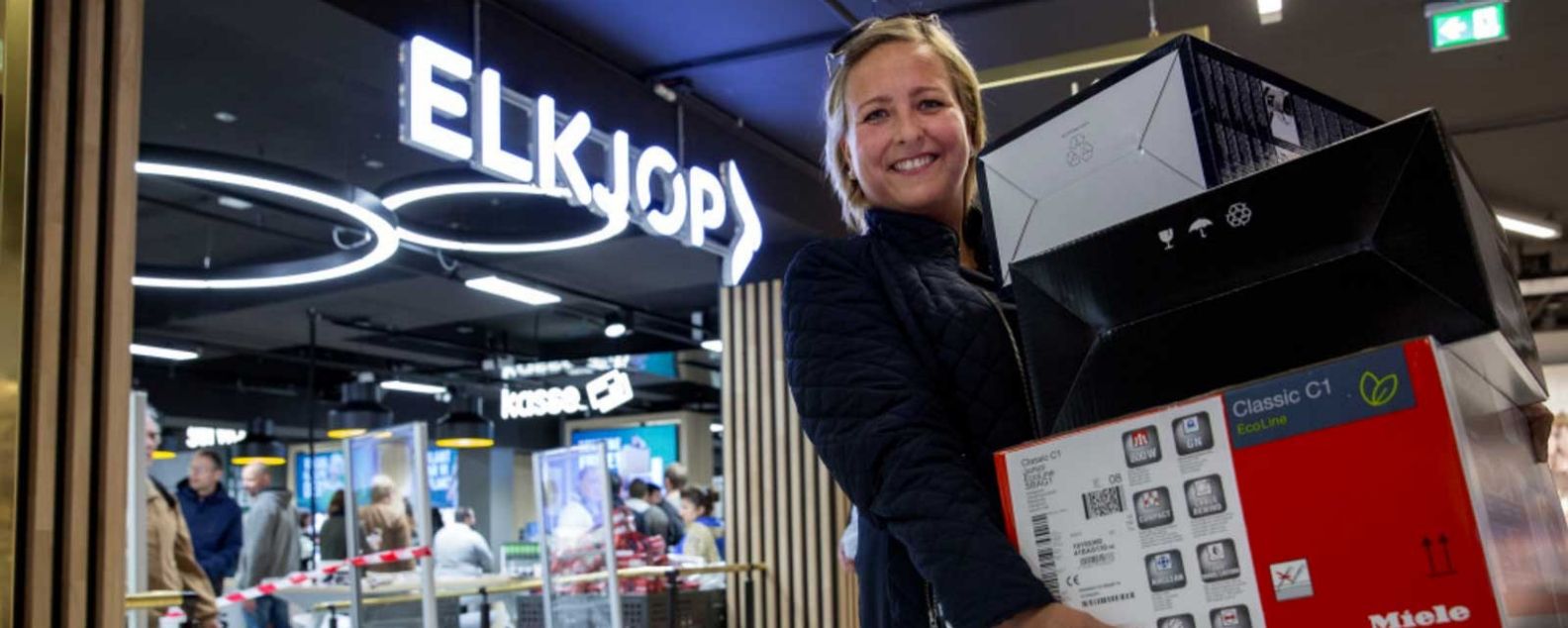Woman shopping at Elkjøp