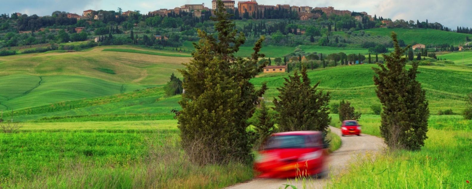 Gerakan mengaburkan mobil di jalan tanah di Tuscany