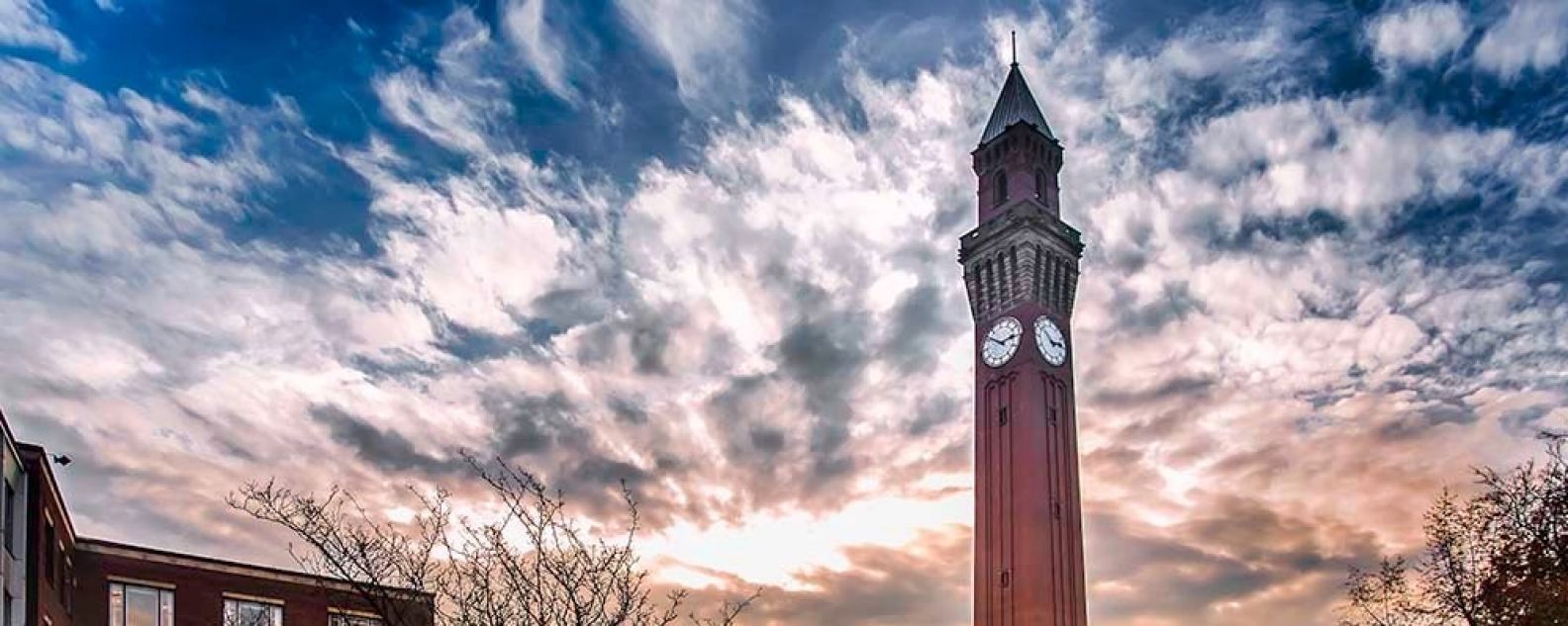 Blick auf den Campus und den Uhrturm der University of Birmingham