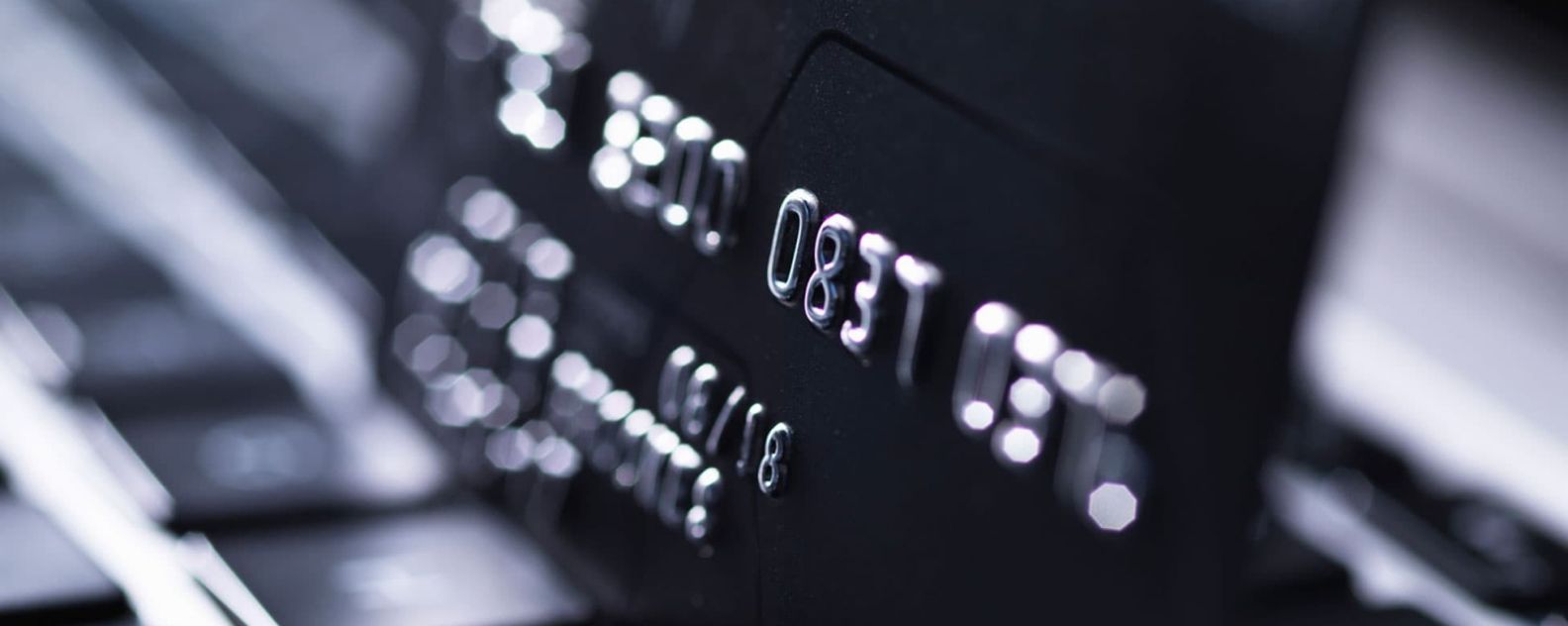 Cartão de crédito sobre um teclado