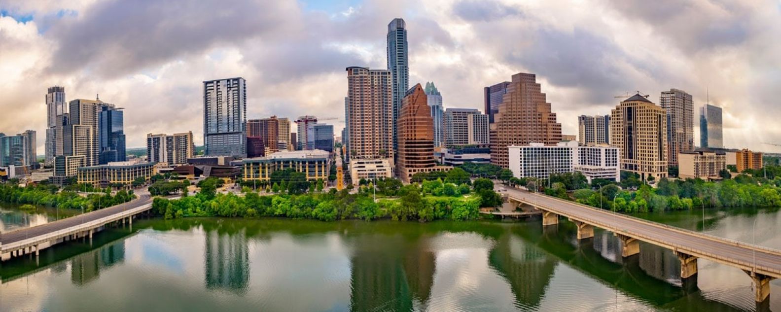 Vista de la ciudad de Texas, incluido el puente Congress Avenue sobre el lago Ladybird, Austin
