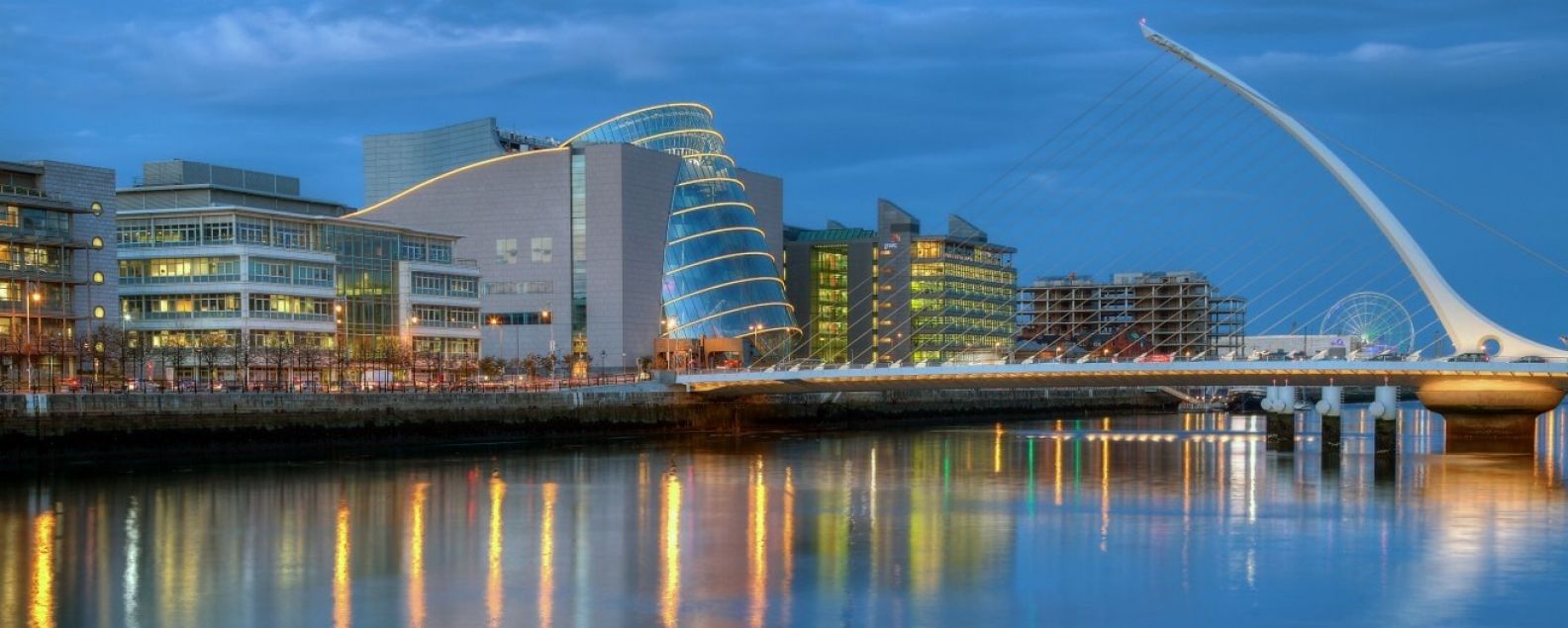 Dublín, Irlanda - Perfil de la ciudad con el río Liffey al atardecer