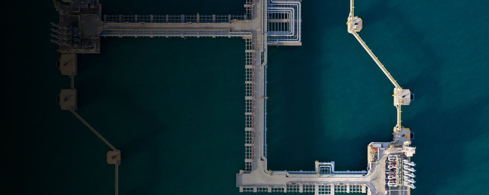 Vista aérea de una planta de gas en alta mar
