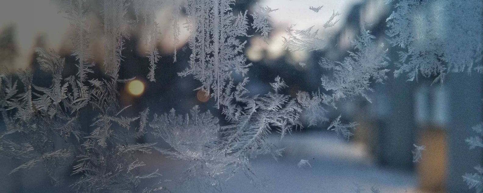Primo piano di cristalli di ghiaccio sui vetri di una finestra
