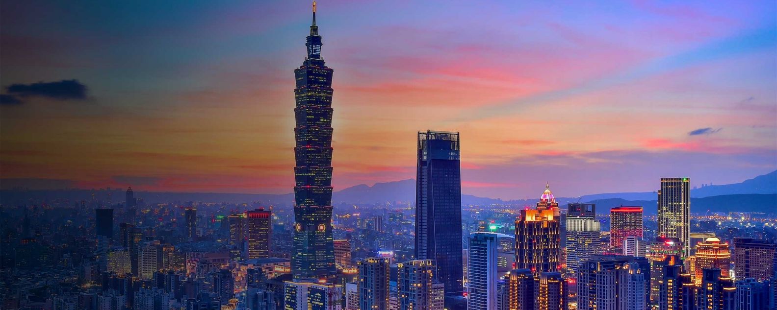 Skyline von Taipei bei Sonnenuntergang