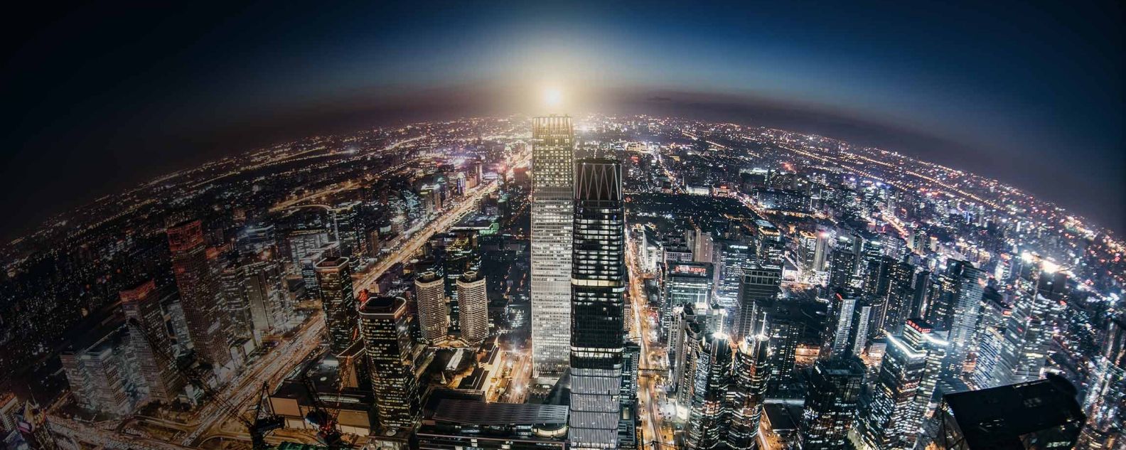Vue aérienne d’un centre-ville de nuit