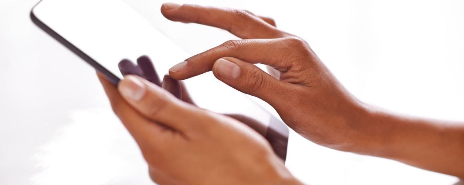 태블릿 화면을 터치하는 손가락 클로즈업