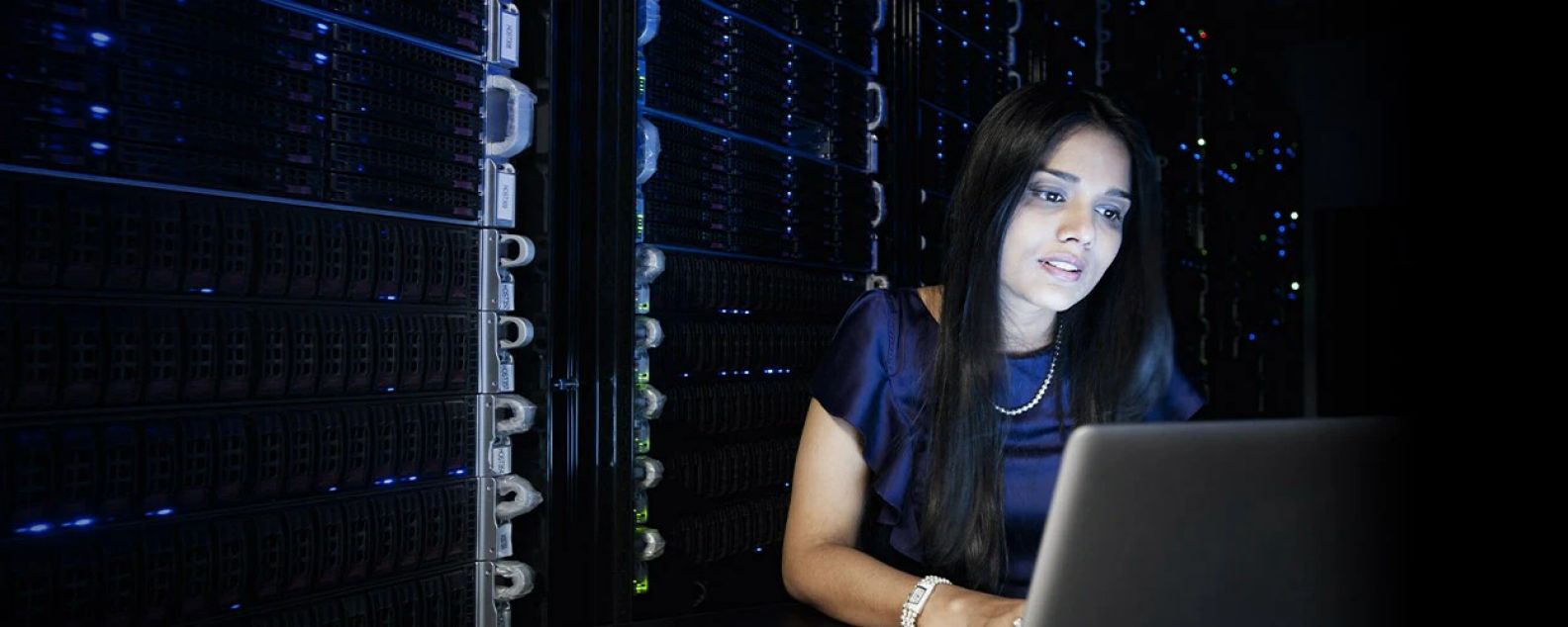 Una mujer trabaja concentrada frente al monitor de una computadora portátil