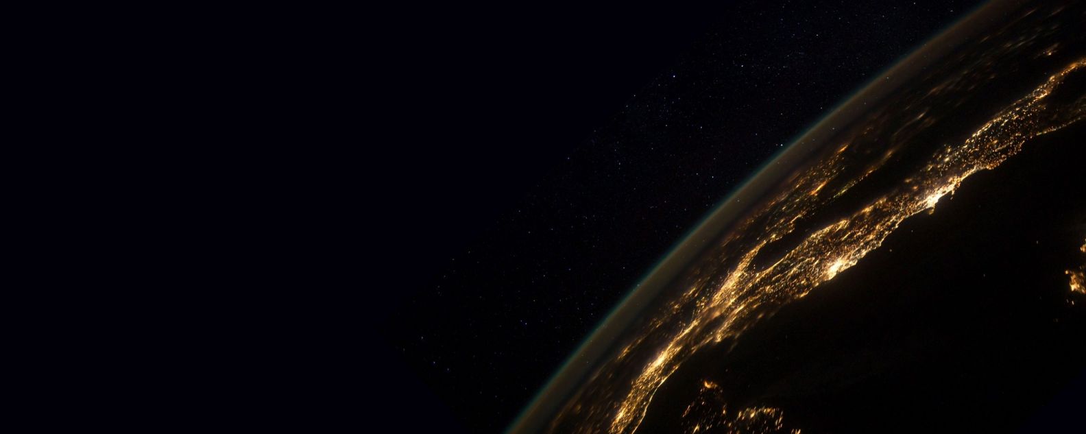 Pemandangan Bumi dari luar angkasa dengan lampu kota di malam hari.