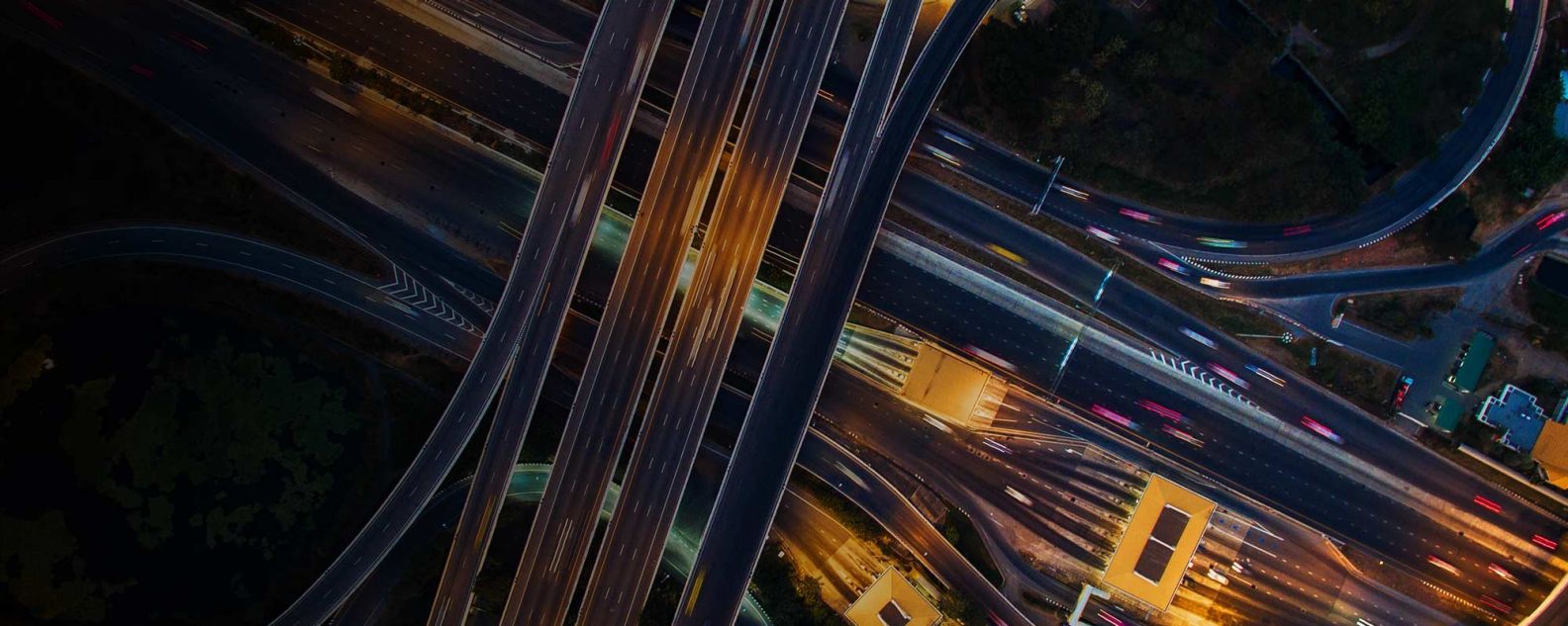 vista aérea de una autopista por la noche