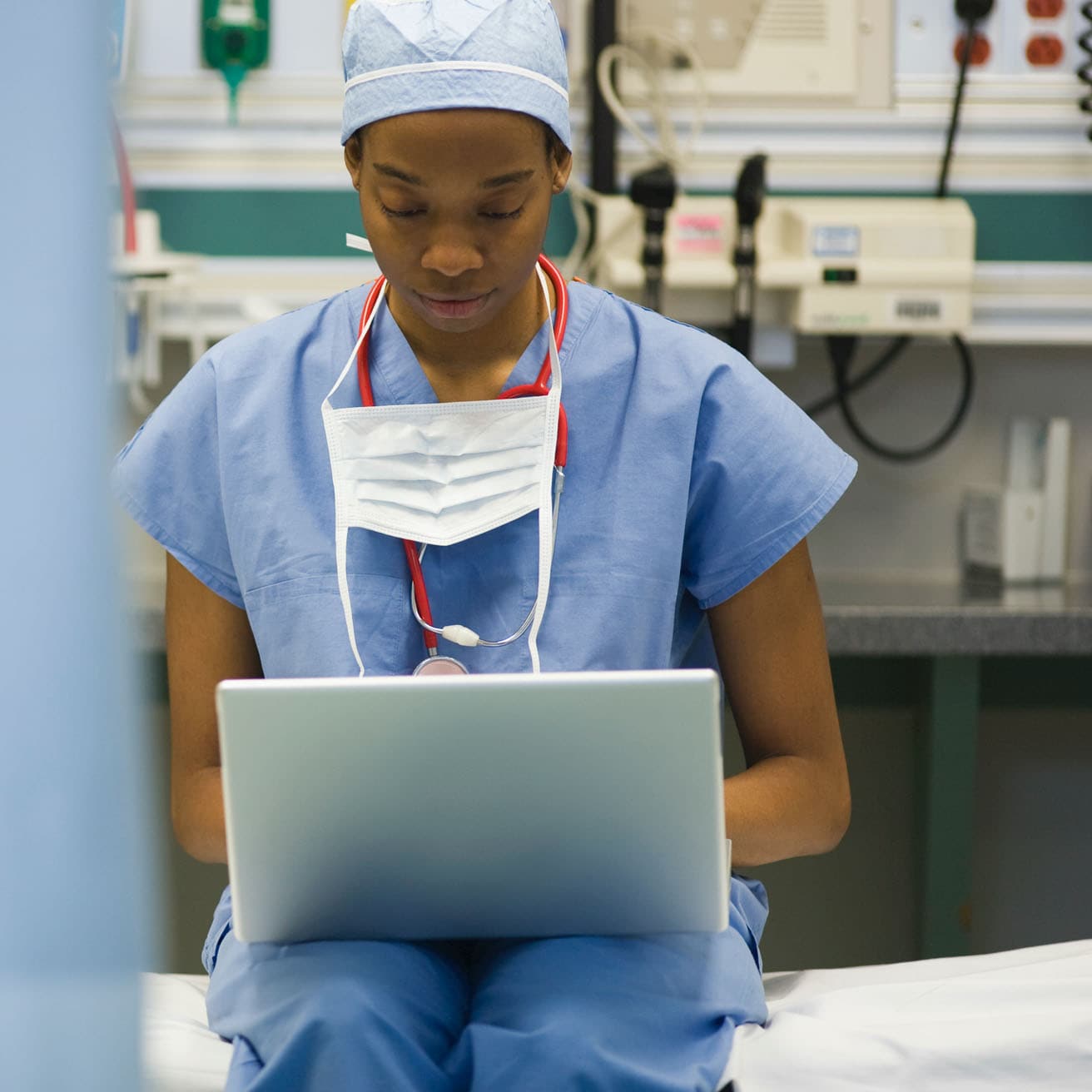 enfermera trabajando en un ordenador portátil