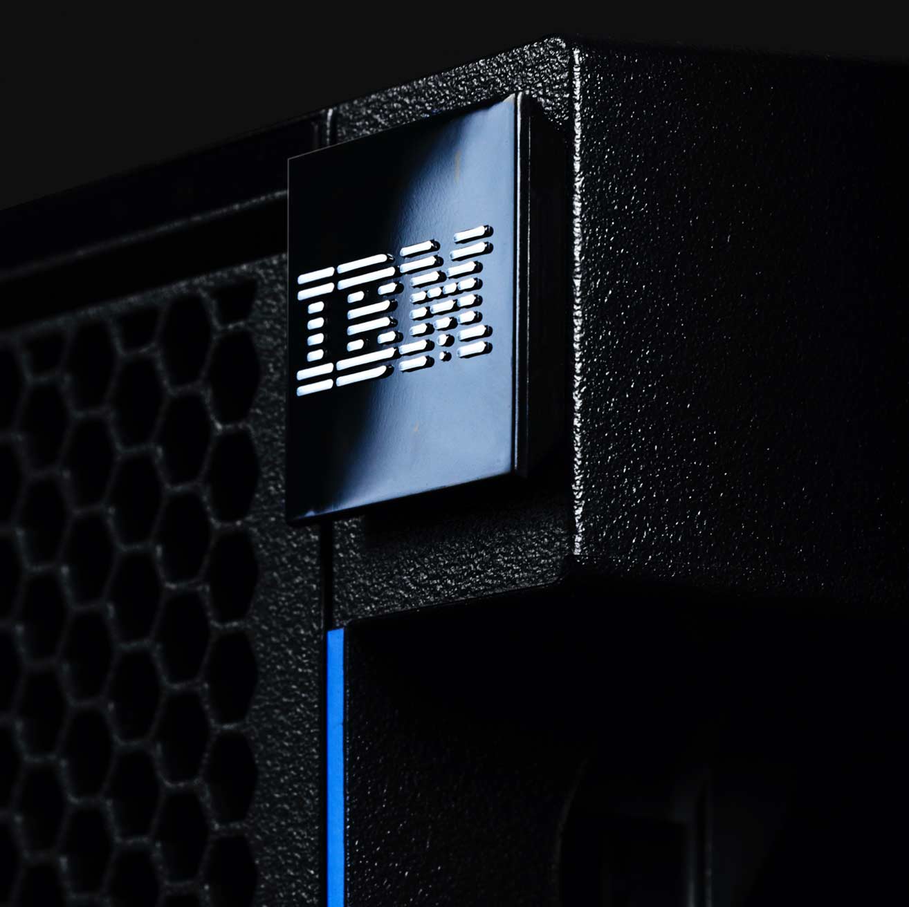 정사각형의 검은색 메탈 조각에 IBM 로고 