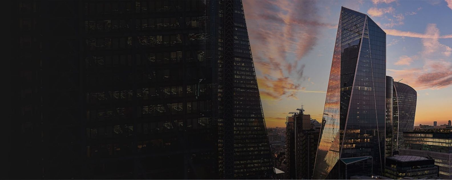 低角度拍摄图：掩映在伦敦暮色下的伦敦碎片大厦和其他高层建筑