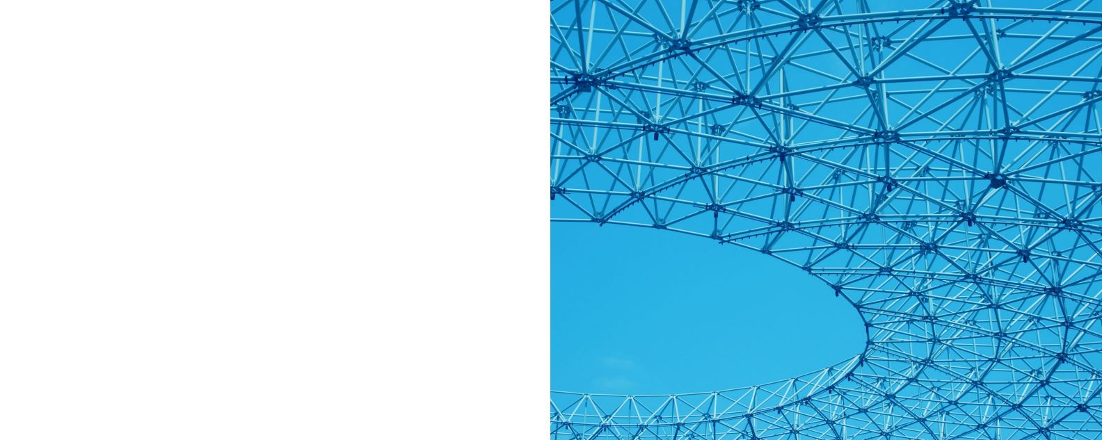 Plano fechado de uma estrutura metálica em espiral, com céu azul em segundo plano