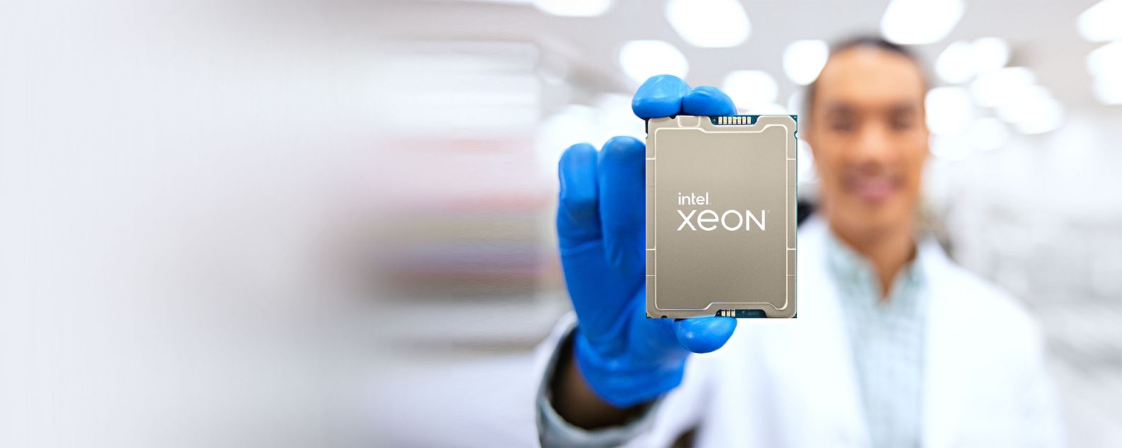 Technicien dans un laboratoire tenant un processeurs Intel Xeon