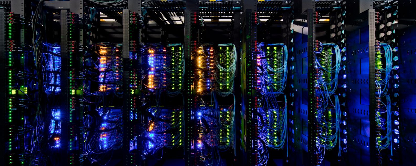 servidores de computadores conectados e sua conexão complexa
