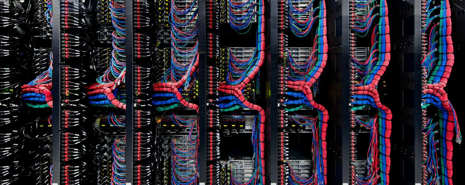 Parte expuesta del hardware y servidores que se encuentran en el centro de datos de Dallas