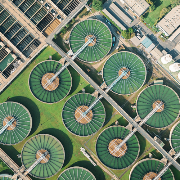 Vista aérea de una planta de tratamiento de aguas 