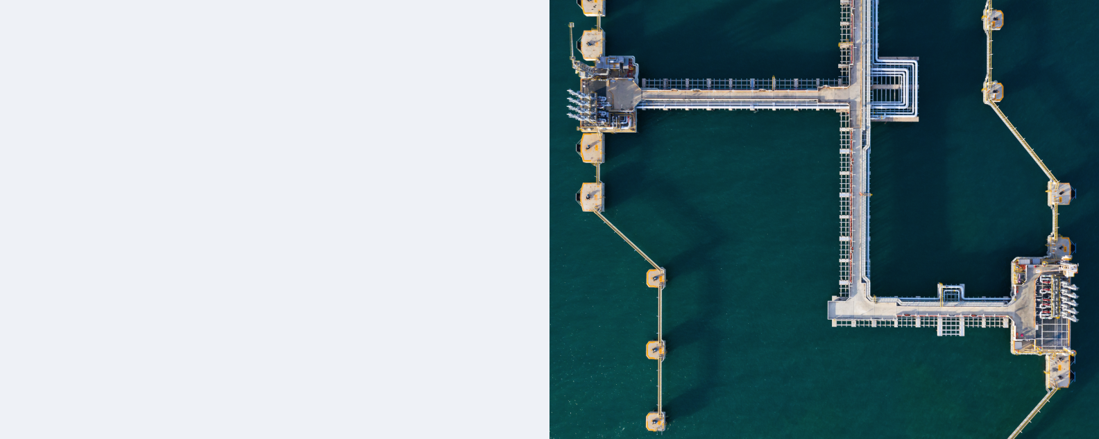 Vue aérienne d’un terminal de traitement de pétrole brut et de gaz, bras de chargement, raffinerie de pétrole et de gaz dans un port commercial