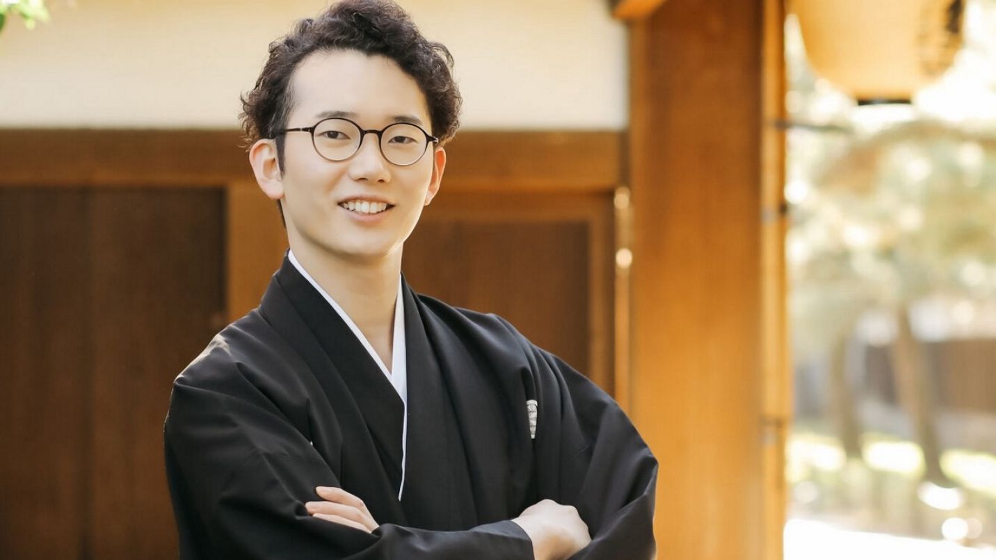 IBMのロゴ入りTシャツを着てカメラに向かって微笑むIBM従業員