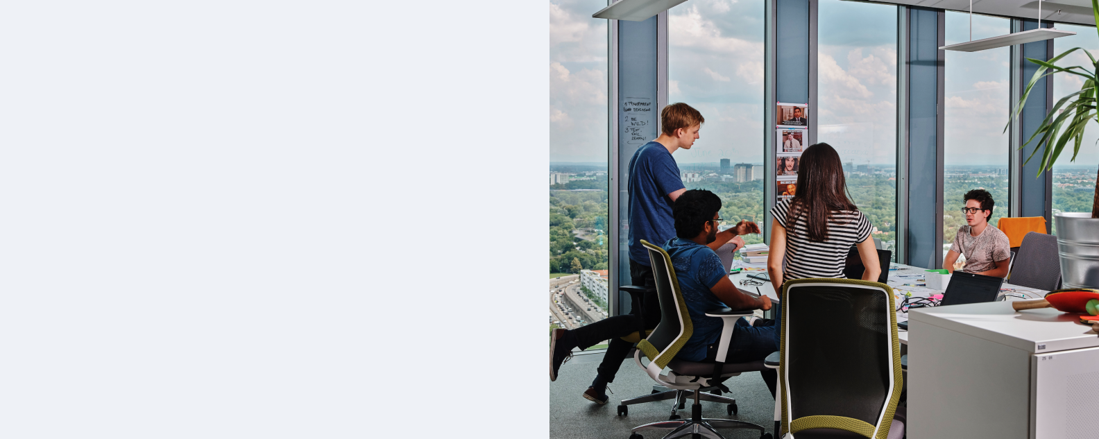 Varios empleados jóvenes mantienen un diálogo en una oficina en un rascacielos