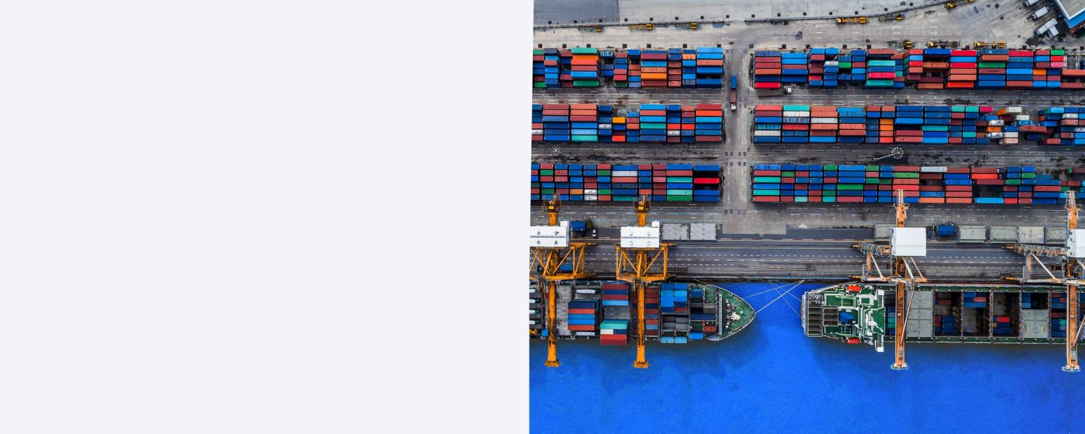 Logistique et transport d’un porte-conteneurs et d’un avion-cargo avec un pont roulant dans un chantier naval au lever du soleil