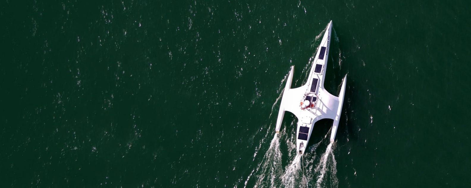 "五月花"号自动驾驶船（海上研究船）横渡大海的鸟瞰图