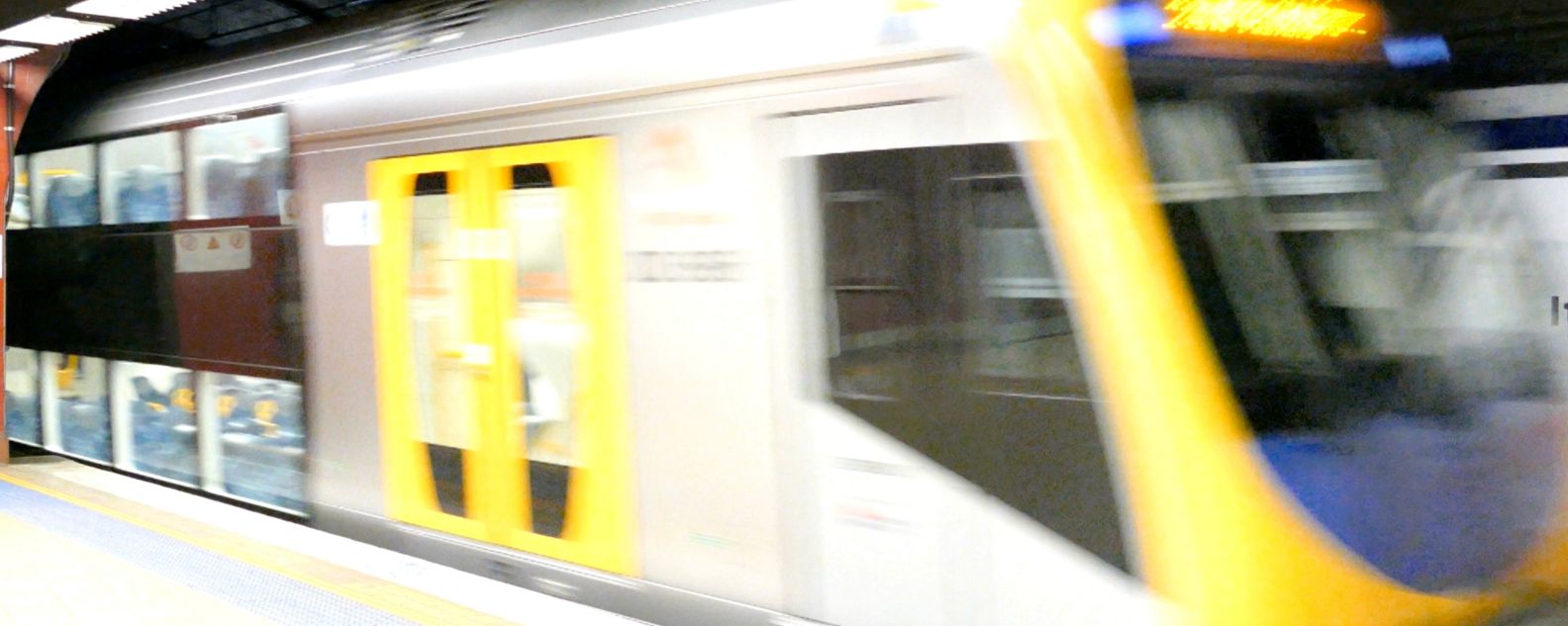Metrô em movimento em trilhos subterrâneos