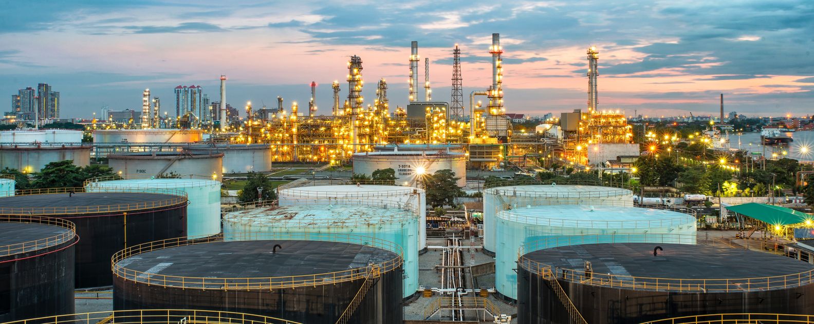Photo aérienne d'une raffinerie de pétrole