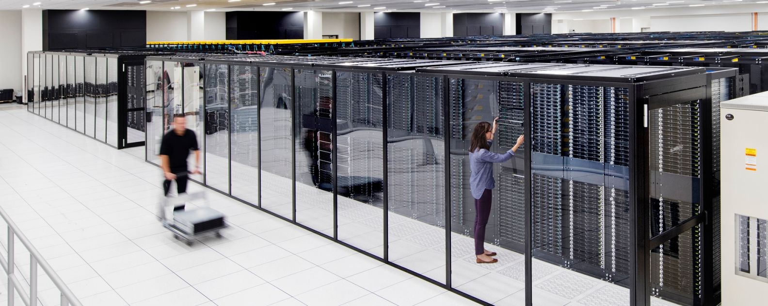 Mujer en un centro de datos de IBM