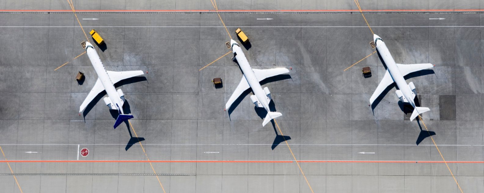 Vista aérea de tres aviones en fila