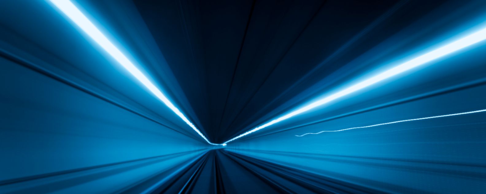 トンネル内のライトの軌跡を高速撮影した画像